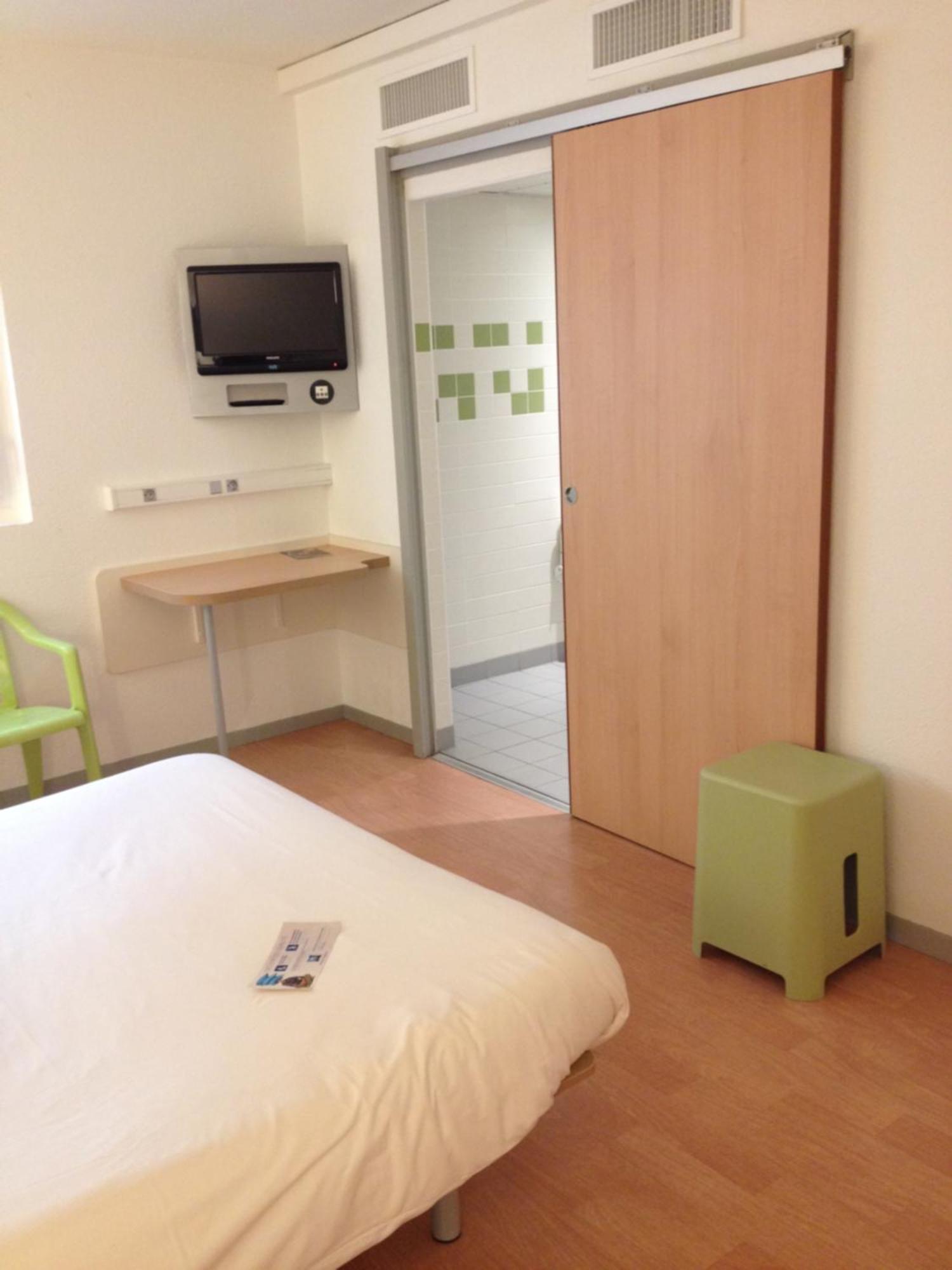 Ibis Budget Saint-Quentin Centre Gare Exterior photo
