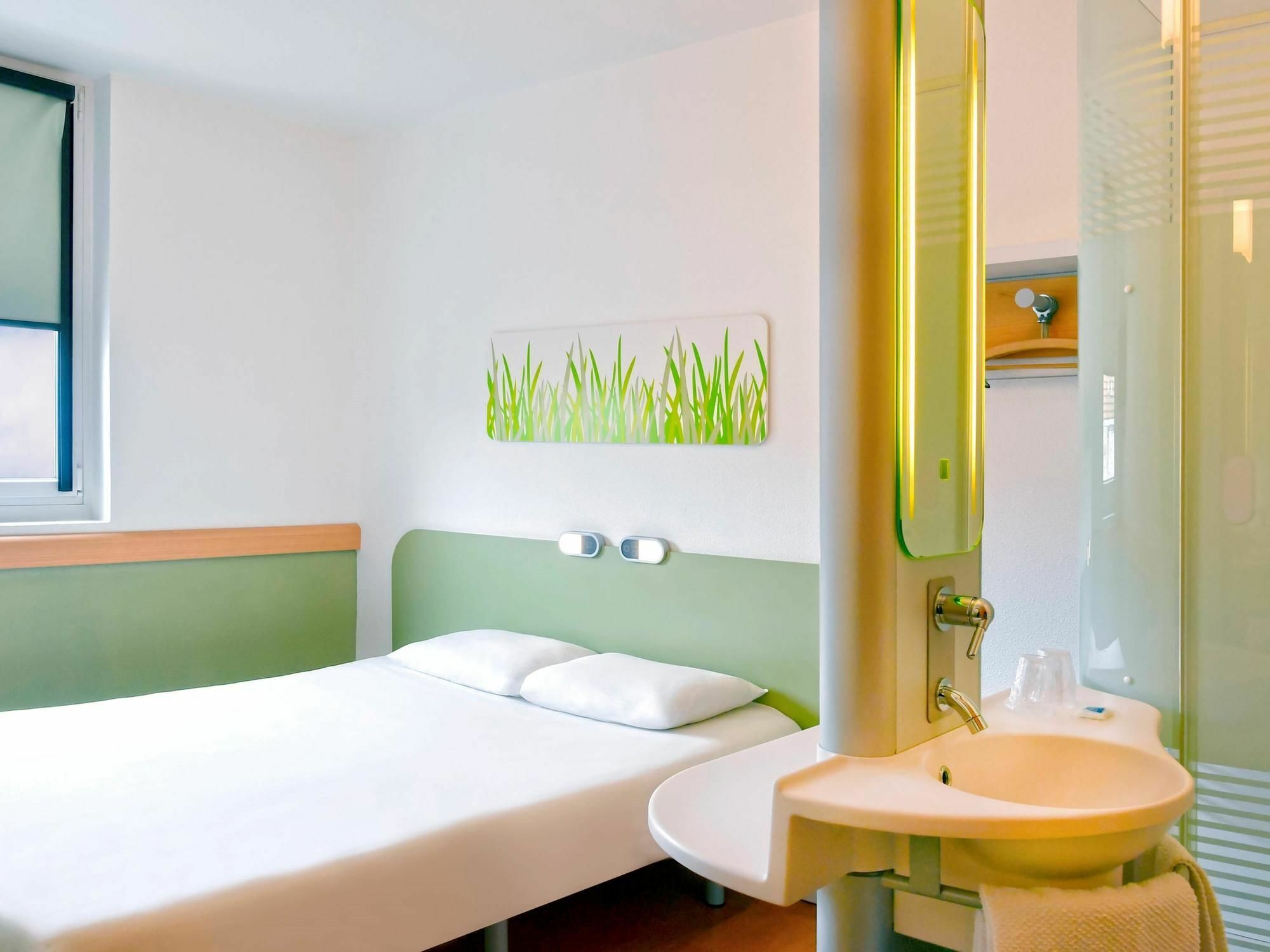Ibis Budget Saint-Quentin Centre Gare Exterior photo